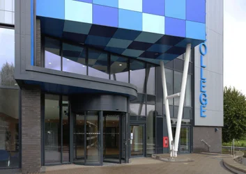 Centre STEM du Plymouth City College depuis Kings Road